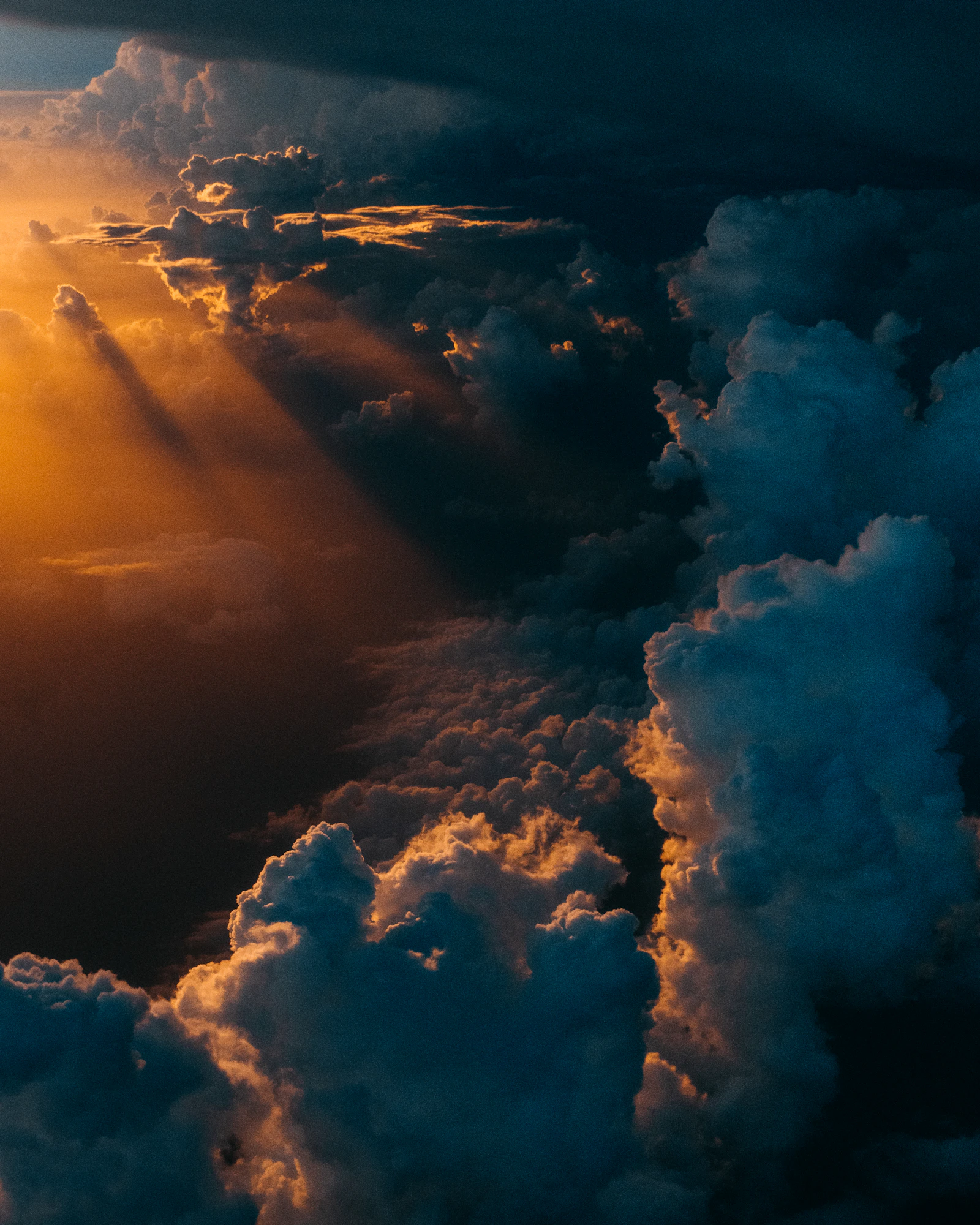 Formação de nuvens sobre céu claro